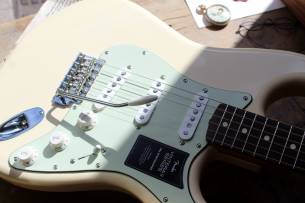 FENDER Vintera II '60s Stratocaster with Rosewood Fretboard, Olympic White, GIGBAG, 3, 60 KG
