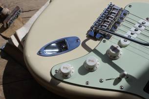 FENDER Vintera II '60s Stratocaster with Rosewood Fretboard, Olympic White, GIGBAG, 3, 60 KG