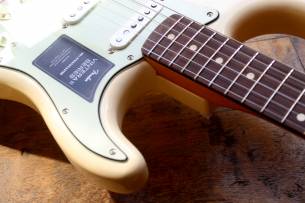 FENDER Vintera II '60s Stratocaster with Rosewood Fretboard, Olympic White, GIGBAG, 3, 60 KG