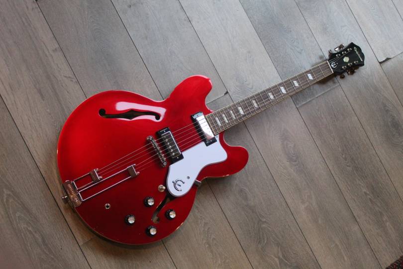 EPIPHONE Riviera, Sparkling Burgundy,3, 71 KG
