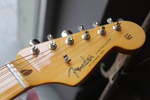 Fender Stories Collection Eric Johnson 1954 “Virginia” Stratocaster, Maple Fingerboard, 2-Color Sunburst, HARDCASE