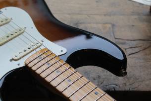 Fender Stories Collection Eric Johnson 1954 “Virginia” Stratocaster, Maple Fingerboard, 2-Color Sunburst, HARDCASE
