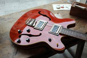 GUILD Starfire Bass II Cherry Red (Discontinued) with Guild Hardcase, 4, 19 KG