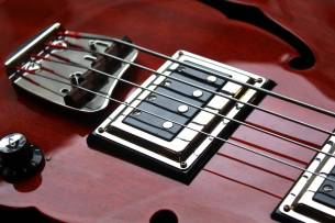 GUILD Starfire Bass II Cherry Red (Discontinued) with Guild Hardcase, 4, 19 KG
