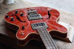 GUILD Starfire Bass II Cherry Red (Discontinued) with Guild Hardcase, 4, 19 KG