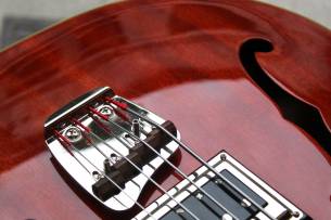 GUILD Starfire Bass II Cherry Red (Discontinued) with Guild Hardcase, 4, 19 KG