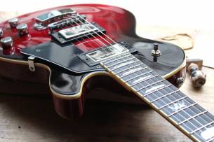 HAGSTROM Super Swede Crimson Flame, HARDCASE, 3, 80 KG