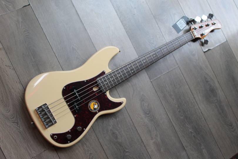 SIRE P5R Alder Five Strings Vintage White, 4, 57 KG