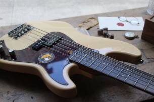SIRE P5R Alder Five Strings Vintage White, 4, 57 KG