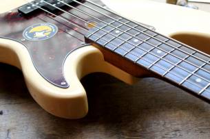 SIRE P5R Alder Five Strings Vintage White, 4, 57 KG
