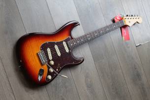 FENDER 70th Anniversary American Professional II Stratocaster , Comet Burst, HARDCASE, 3, 65 KG