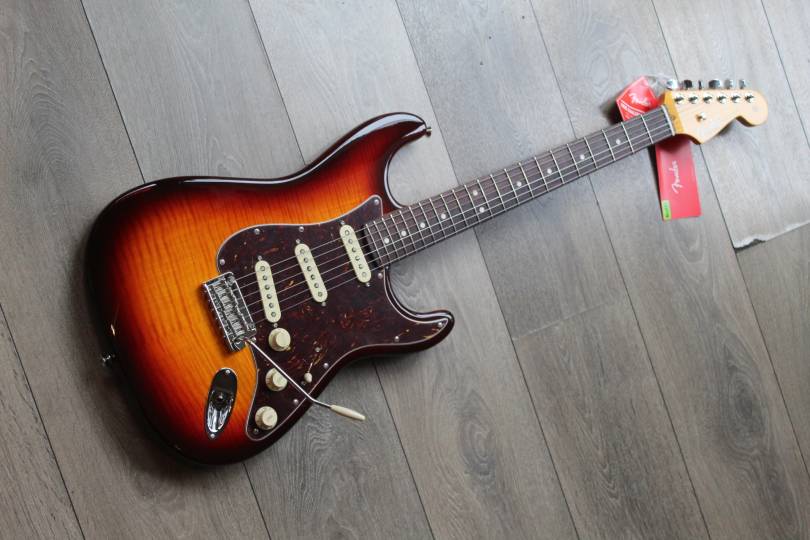 FENDER 70th Anniversary American Professional II Stratocaster , Comet Burst, HARDCASE, 3, 65 KG