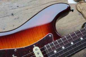 FENDER 70th Anniversary American Professional II Stratocaster , Comet Burst, HARDCASE, 3, 65 KG