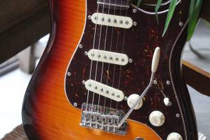 FENDER 70th Anniversary American Professional II Stratocaster , Comet Burst, HARDCASE, 3, 65 KG