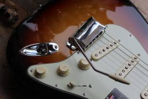 FENDER American Vintage II '61 Stratocaster, Three Color Sunburst, HARDCASE,