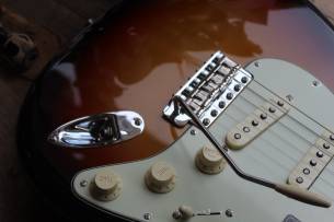 FENDER American Vintage II '61 Stratocaster, Three Color Sunburst, HARDCASE,