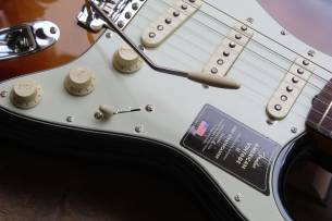FENDER American Vintage II '61 Stratocaster, Three Color Sunburst, HARDCASE,