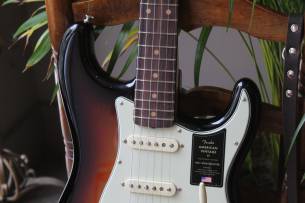 FENDER American Vintage II '61 Stratocaster, Three Color Sunburst, HARDCASE,