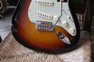 FENDER American Vintage II '61 Stratocaster, Three Color Sunburst, HARDCASE,