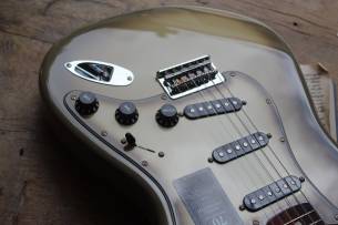 FENDER 70th Anniversary Vintera II Antigua Stratocaster HARDCASE ,3, 40 KG
