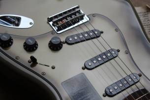 FENDER 70th Anniversary Vintera II Antigua Stratocaster HARDCASE ,3, 40 KG