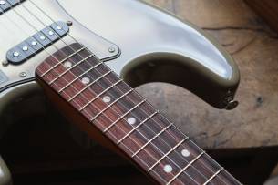 FENDER 70th Anniversary Vintera II Antigua Stratocaster HARDCASE ,3, 40 KG