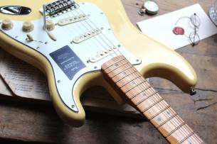 FENDER "Stratocaster Vintera II '70s, Vintage White Maple" GIGBAG, 3, 50 KG