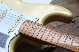 FENDER "Stratocaster Vintera II '70s, Vintage White Maple" GIGBAG, 3, 50 KG