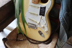 FENDER "Stratocaster Vintera II '70s, Vintage White Maple" GIGBAG, 3, 50 KG
