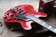 EASTMAN T64/v Bigsby Antique Red, HARDCASE, 2, 88 KG