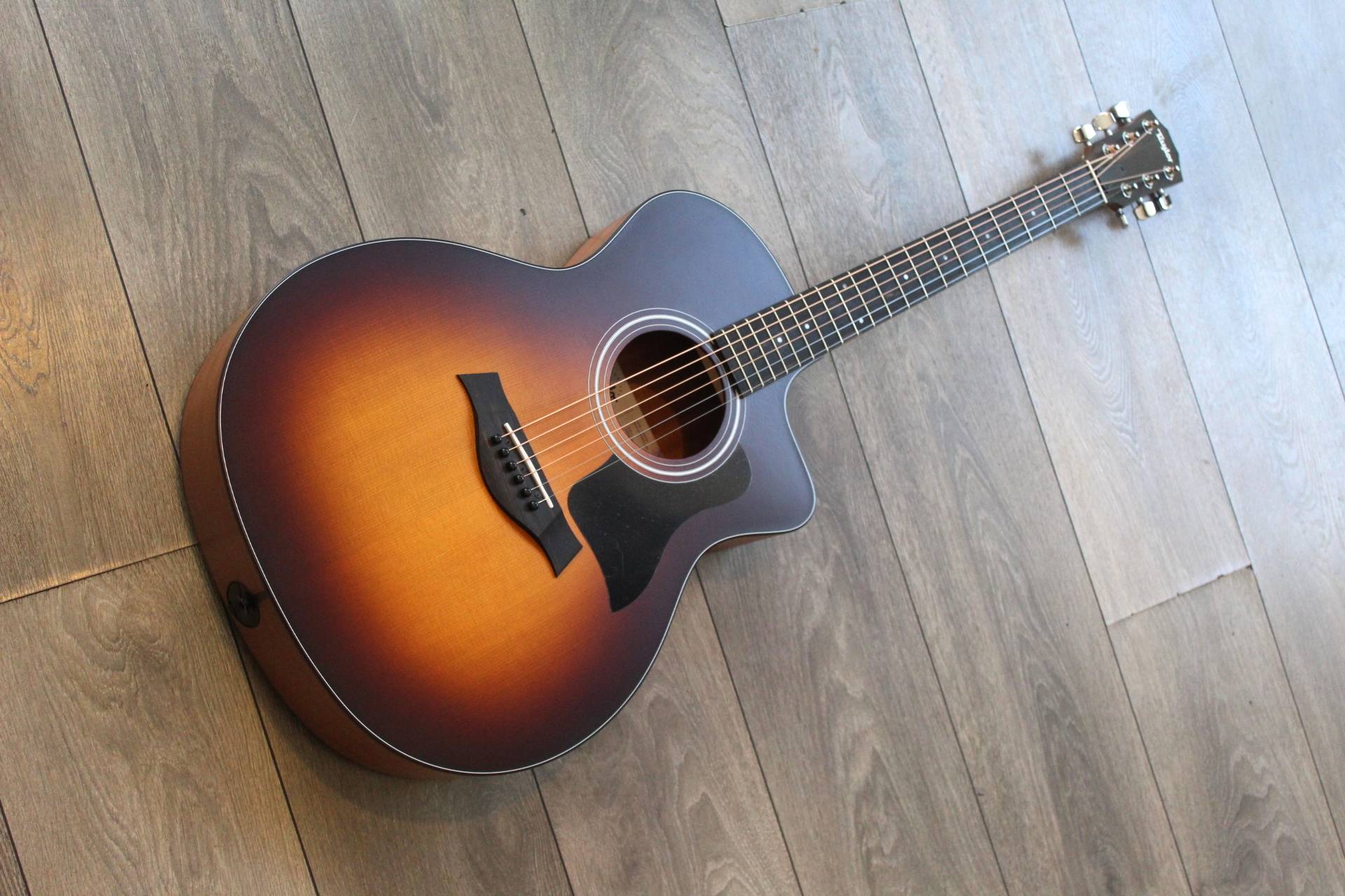 TAYLOR 114 ce Sunburst Special Edition with Taylor Gig Bag Case