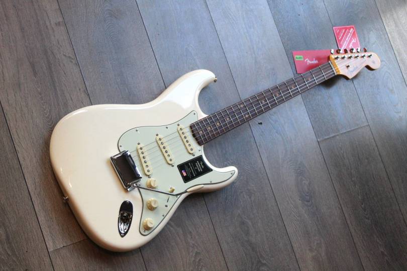 FENDER American Vintage II Strat, Olympic White,Slab Rosewood HARDCASE, 3, 67 KG