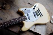 FENDER American Performer Mustang Vintage White 3, 38 KG