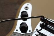 FENDER American Performer Mustang Vintage White 3, 38 KG