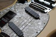 FENDER American Performer Mustang Vintage White 3, 38 KG