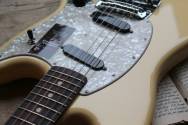 FENDER American Performer Mustang Vintage White 3, 38 KG