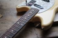 FENDER American Performer Mustang Vintage White 3, 38 KG