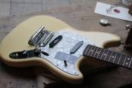 FENDER American Performer Mustang Vintage White 3, 38 KG