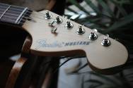 FENDER American Performer Mustang Vintage White 3, 38 KG