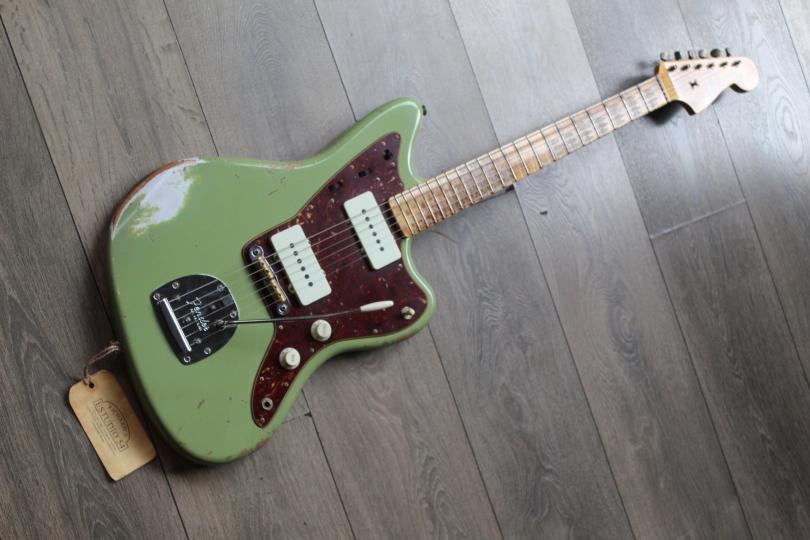 FENDER Custom Shop ´62 Jazzmaster Heavy Relic Maple Neck, Fade Aged Sweet Pea Green HARDCASE, 3, 8 KG