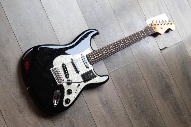 FENDER 70th Anniversary Player Stratocaster Nebula Noir, GIGBAG, 3, 58 KG