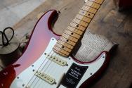 FENDER "Player II Stratocaster®, Maple Fingerboard, Aged Cherry Burst" 2, 82 KG