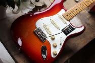 FENDER "Player II Stratocaster®, Maple Fingerboard, Aged Cherry Burst" 2, 82 KG