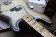SQUIER FSR Classic Vibe V 70s Precision Bass Maple Neck Antigua