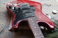 CIMA GUITARS Cima ST Nitro-Red A/PS Cima ST Nitro-Red A/PS, HARDCASE, 4, 35 KG