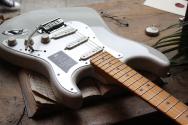 FENDER American Ultra II Stratocaster, Maple Fingerboard, Avalanche, HARDCASE