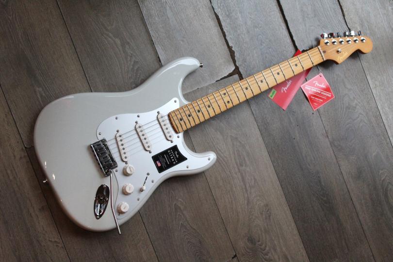 FENDER American Ultra II Stratocaster, Maple Fingerboard, Avalanche, HARDCASE