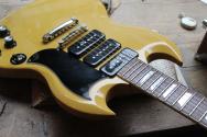 GIBSON "Gary Clark Jr. Signature SG Gloss Yellow Vintage Cherry" HARDCASE, PAPERS, 3, 035 KG