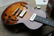 MAYBACH "Little Wing Arched Top, Non Cutaway Havanna Tobacco Aged" HARDCASE, 3, 07 kilograms