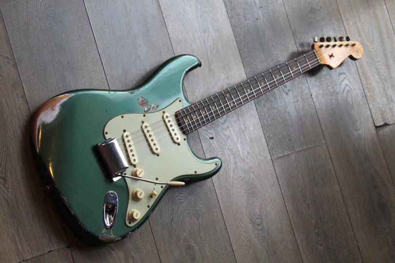 FENDER Limited Edition 1964 L-Series Stratocaster® Heavy Relic®, 3A Rosewood Fingerboard, Aged Sherwood Green Metallic 3.64 Kg